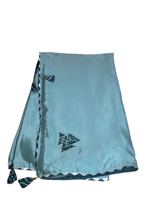 Crepe Silk Saree In Grey - Image 3