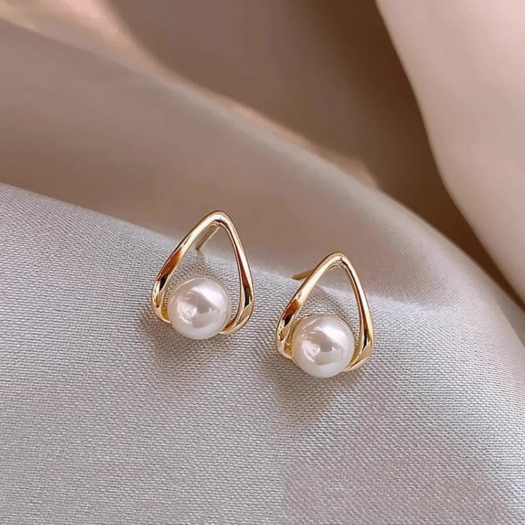 Elegant Pearl Teardrop Stud Earrings - Image 2
